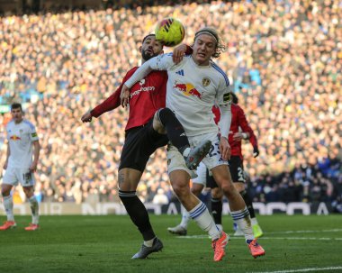 Matheus Cunha of Manchester United and Sebastiaan Bornauw of Leeds United battle for the ball during the Premier League match Leeds United vs Manchester United at Elland Road, Leeds, United Kingdom, 4th January 2026