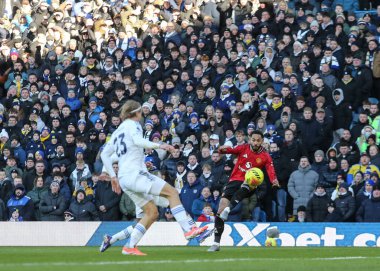 Matheus Cunha of Manchester United passes the ball during the Premier League match Leeds United vs Manchester United at Elland Road, Leeds, United Kingdom, 4th January 2025