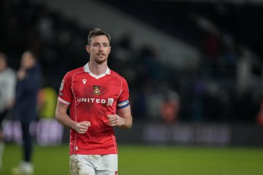 Wrexham 'dan Dominic Hyam, 4 Ocak 2026' da İngiltere 'nin Pride Park Stadyumu' nda oynanan Sky Bet Şampiyonası maçının son düdüğü sonrasında taraftarları alkışlıyor.