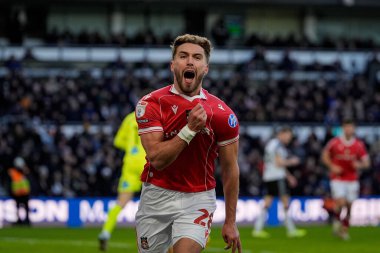 Wrexham 'dan Sam Smith, 4 Ocak 2026' da İngiltere 'deki Pride Park Stadyumu' nda oynanan Derby County vs Wrexham maçında 0-1 'lik galibiyet golünü kutluyor.