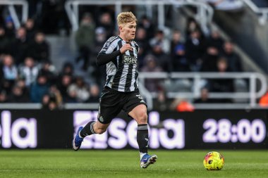 Lewis Hall of Newcastle United breaks with the ball during the Premier League match Newcastle United vs Crystal Palace at St. James's Park, Newcastle, United Kingdom, 4th January 2025