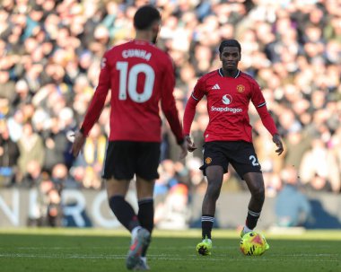 Manchester United takımının Ayden Heaven 'ı Premier League maçında pas veriyor Leeds United Manchester United ile Elland Road, Leeds, İngiltere, 4 Ocak 2026