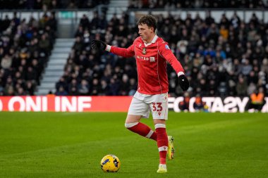 Wrexham 'dan Nathan Broadhead 4 Ocak 2026' da İngiltere 'nin Pride Park Stadyumu' nda oynanan Derby County vs Wrexham maçında topu kontrol ediyor.