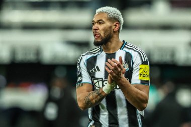 Newcastle United takımından Joelinton, Premier League maçından sonra taraftarları St. James 's Park, Newcastle, 4 Ocak 2026' da oynanan Crystal Palace maçında alkışlıyor.