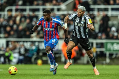 Kristal Saray 'dan Marc Guehi ve Newcastle United takımından Joelinton Premier Lig maçı sırasında St. James' s Park, Newcastle, İngiltere 'de 4 Ocak 2025 tarihinde karşı karşıya geldiler.