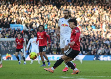 Manchester United takımından Lisandro Martinez Premier Lig karşılaşmasında pas veriyor. Manchester United ile Elland Road, Leeds, İngiltere 'de oynanan karşılaşma, 4 Ocak 2026