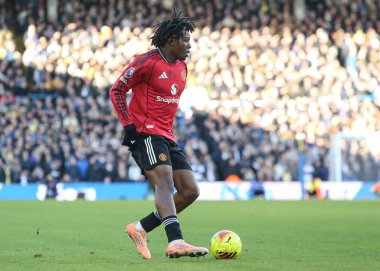 Manchester United takımından Patrick Dorgu, Premier League maçında Manchester United ile Elland Road, Leeds, İngiltere 'de 4 Ocak 2026' da oynanan karşılaşmada topu çapraz atmak istiyor.
