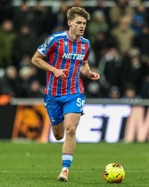 Kristal Saray 'dan Justin Devenny, Premier Lig maçı Newcastle United' ın 4 Ocak 2026 'da St. James' s Park, Newcastle 'daki Crystal Palace' a karşı oynadığı maçta topa vuruyor.