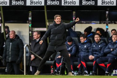 Oliver Glasner manager of Crystal Palace gives his team instructions during the Premier League match Newcastle United vs Crystal Palace at St. James's Park, Newcastle, United Kingdom, 4th January 2026