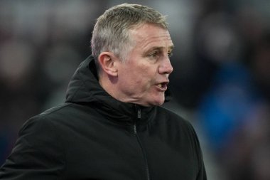 Wrexham teknik direktörü Phil Parkinson, 4 Ocak 2026 'da İngiltere' deki Pride Park Stadyumu 'nda oynanan Gökyüzü İddia Şampiyonası maçında takımına talimatlar veriyor.