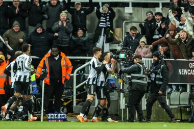 Newcastle United takımından Bruno Guimaraes, 4 Ocak 2026 'da St. James' s Park, Newcastle, İngiltere 'de oynanan Premier League maçı Newcastle United - Crystal Palace maçında 1-0 kazanma hedefini kutluyor.