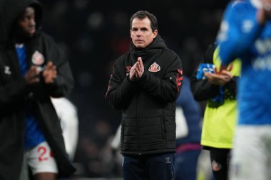 Rgis Le Bris manager of Sunderland applauds away support at full time during the Premier League match Tottenham Hotspur vs Sunderland at Tottenham Hotspur Stadium, London, United Kingdom, 4th January 2026