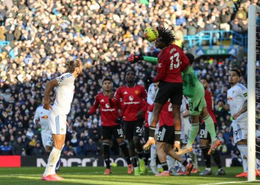 Manchester United takımından Patrick Dorgu, Premier League maçında Manchester United 'a karşı Elland Road, Leeds, İngiltere' de 4 Ocak 2026 'da oynanan maçta defans sahasında topu aldı.