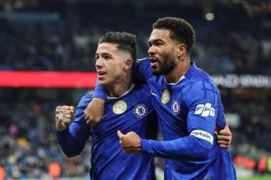 Chelsea 'den Enzo Fernandez, Premier Lig maçında Manchester City' nin Chelsea 'ye karşı 4 Ocak 2026' da Etihad Stadyumu 'nda 1-1' lik galibiyetini kutluyor.