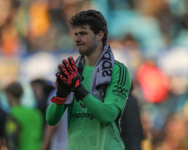 Manchester United kalecisi Senne Lammens, Premier League maçı Leeds United ile Manchester United arasındaki 4 Ocak 2026 'da oynanan Elland Road, Leeds, İngiltere maçının son düdüğü sonrasında taraftarları alkışlıyor.