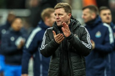 Newcastle United takımının teknik direktörü Eddie Howe, Premier League maçından sonra taraftarları St. James 's Park, Newcastle, 4 Ocak 2026' da oynanan Crystal Palace maçında alkışlıyor.