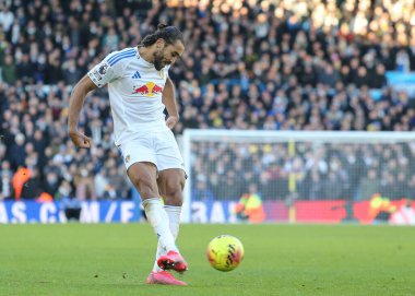 Leeds United takımından Dominic Calvert-Lewin, Premier League maçında Manchester United 'a karşı Elland Road, Leeds, İngiltere' de 4 Ocak 2026 'da oynanan karşılaşmada topu geçiyor.