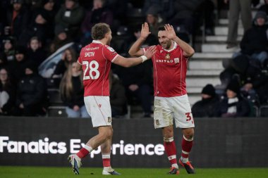 Wrexham 'dan Matthew James, 4 Ocak 2026' da İngiltere 'nin Derby Park Stadyumu' nda oynanan Derby County vs Wrexham maçında 1-2 'lik galibiyet golünü kutluyor.