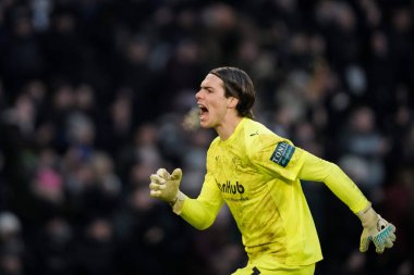 Derby County kalecisi Jacob Widell Zetterstrom, Derby County 'den Ben Brereton Diaz' ın 4 Ocak 2026 'da İngiltere' nin Derby Park Stadyumu 'nda oynanan Gökyüzü İddia Şampiyonası maçında 1-1' lik skorla gol atmasını kutluyor.