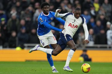 Tottenham Hotspur 'dan Randal Kolo Muani ve Sunderland' dan Eliezer Mayenda Premier Lig karşılaşmasında Tottenham Hotspur, Sunderland 'a karşı Tottenham Hotspur Stadyumu, Londra, 4 Ocak 2026