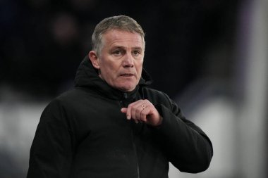 Wrexham teknik direktörü Phil Parkinson, 4 Ocak 2026 'da İngiltere' nin Pride Park Stadyumu 'nda oynanan Derby County vs Wrexham maçında izlemektedir.