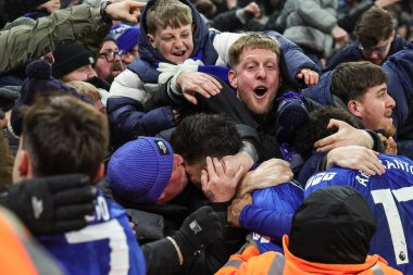 Enzo Fernandez of Chelsea celebrates his goal to make it 1-1 wit the fans during the Premier League match Manchester City vs Chelsea at Etihad Stadium, Manchester, United Kingdom, 4th January 2026