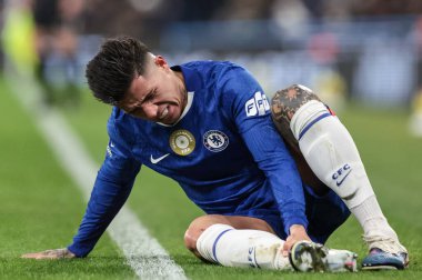 Enzo Fernandez of Chelsea reacts after taking a knock during the Premier League match Manchester City vs Chelsea at Etihad Stadium, Manchester, United Kingdom, 4th January 2026