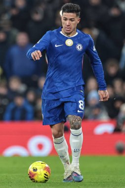 Chelsea 'den Enzo Fernandez Premier Lig karşılaşmasında topu Manchester City ile Chelsea' ye karşı Etihad Stadyumu 'nda 4 Ocak 2026' da atıyor.