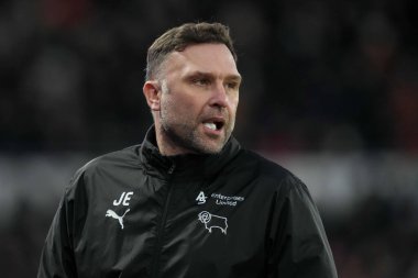 Derby County 'nin John Eustace teknik direktörü 4 Ocak 2026' da İngiltere 'nin Pride Park Stadyumu' nda oynanan Derby County vs Wrexham maçında izlemektedir.