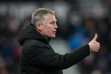 Wrexham teknik direktörü Phil Parkinson, 4 Ocak 2026 'da İngiltere' deki Pride Park Stadyumu 'nda oynanan Gökyüzü İddia Şampiyonası maçında takımına talimatlar veriyor.