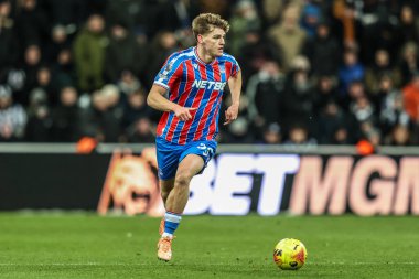 Kristal Saray 'dan Justin Devenny, Premier Lig maçı Newcastle United' ın 4 Ocak 2026 'da St. James' s Park, Newcastle 'daki Crystal Palace' a karşı oynadığı maçta topa vuruyor.