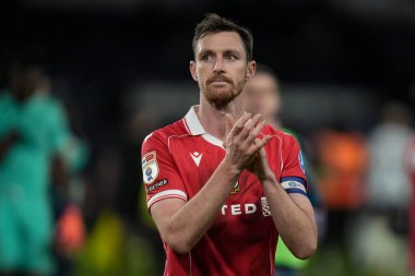 Wrexham 'dan Dominic Hyam, 4 Ocak 2026' da İngiltere 'nin Pride Park Stadyumu' nda oynanan Sky Bet Şampiyonası maçının son düdüğü sonrasında taraftarları alkışlıyor.