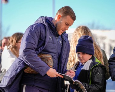Derby İlçesi 'nden Callum Elder, 4 Ocak 2026' da İngiltere 'nin Pride Park Stadyumu' nda oynanan Gökyüzü İddia Şampiyonası karşılaşması öncesinde stadyuma gelen genç bir taraftar için imza dağıtıyor.