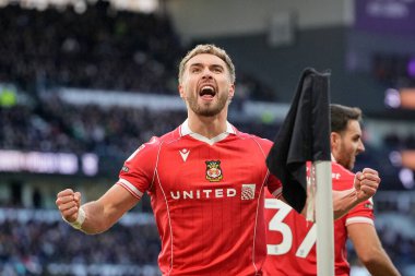 Wrexham 'dan Sam Smith, 4 Ocak 2026' da İngiltere 'deki Pride Park Stadyumu' nda oynanan Derby County vs Wrexham maçında 0-1 'lik galibiyet golünü kutluyor.