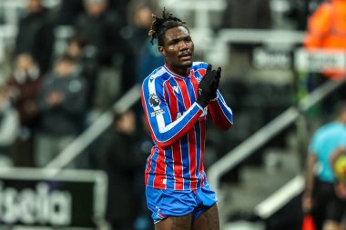 Kristal Saray 'dan Chrisantus Uche, Premier League maçından sonra taraftarları alkışlıyor. 4 Ocak 2026' da St. James 's Park, Newcastle' daki Newcastle United - Crystal Palace maçında.
