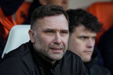 Derby County 'nin John Eustace teknik direktörü 4 Ocak 2026' da İngiltere 'nin Pride Park Stadyumu' nda oynanan Derby County vs Wrexham maçında izlemektedir.