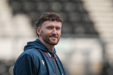 Wrexham 'dan Dan Scarr, 4 Ocak 2026' da İngiltere 'nin Derby Park Stadyumu' nda oynanan Derby County vs Wrexham maçından önce sahada inceleme yapıyor.