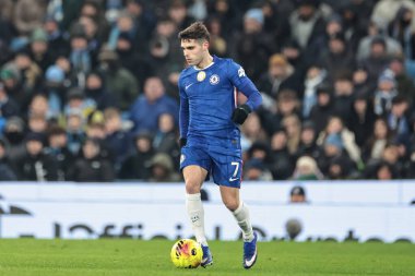 Chelsea 'den Pedro Neto Premier Lig karşılaşmasında topu Manchester City ile Chelsea' ye karşı Etihad Stadyumu 'nda 4 Ocak 2026' da atıyor.