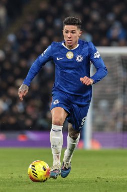 Chelsea 'den Enzo Fernandez Premier Lig karşılaşmasında topu Manchester City ile Chelsea' ye karşı Etihad Stadyumu 'nda 4 Ocak 2026' da atıyor.