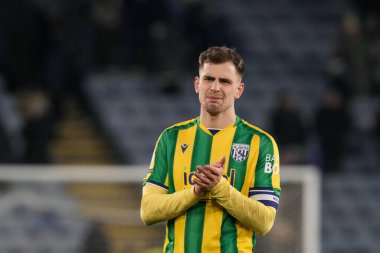 West Bromwich Albion 'dan Jayson Molumby, 5 Ocak 2026' da King Power Stadyumu 'nda Leicester City ile West Bromwich Albion arasındaki Sky Bet Şampiyonası son düdüğü çaldıktan sonra taraftarları gözyaşlarıyla alkışlıyor.