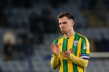 West Bromwich Albion 'dan Jayson Molumby, 5 Ocak 2026' da King Power Stadyumu 'nda Leicester City ile West Bromwich Albion arasındaki Sky Bet Şampiyonası son düdüğü çaldıktan sonra taraftarları gözyaşlarıyla alkışlıyor.