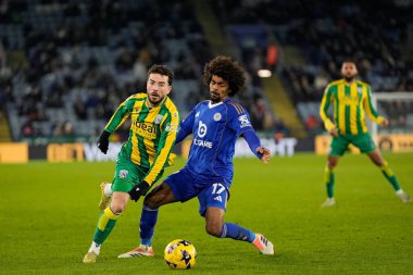 Leicester City 'den Hamza Choudhury, 5 Ocak 2026' da King Power Stadyumu 'nda Leicester City ile West Bromwich Albion arasındaki Sky Bet Şampiyonası maçında West Bromwich Albion' dan Mikey Johnston 'la kapışmaya çalıştı.