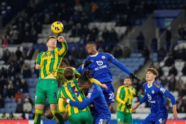 West Bromwich Albion 'dan Chris Mepham, 5 Ocak 2026' da King Power Stadyumu 'nda Leicester City ile West Bromwich Albion arasındaki Sky Bet Şampiyonası maçında topun başına geçiyor.