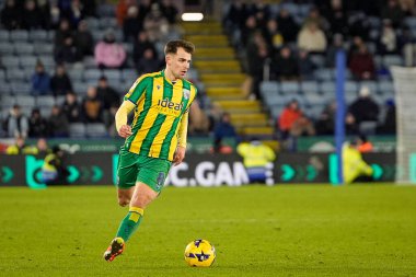 West Bromwich Albion 'dan Jayson Molumby, 5 Ocak 2026' da King Power Stadyumu 'nda Leicester City ile West Bromwich Albion arasındaki Sky Bet Şampiyonası maçında topla koşuyor.