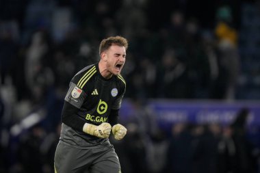 Leicester City kalecisi Jakub Stolarczyk, 5 Ocak 2026 'da Leicester, İngiltere' deki King Power Stadyumu 'nda Leicester City-West Bromwich Albion maçında takımının 2-1 kazanma golünü kutluyor.