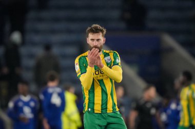 West Bromwich Albion 'dan Nathaniel Phillips, 5 Ocak 2026' da İngiltere 'nin Leicester kentinde King Power Stadyumu' nda Leicester City ile West Bromwich Albion arasındaki Sky Bet Şampiyonası 'nın son düdüğü çaldıktan sonra taraftarları alkışlıyor.