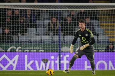 Leicester City kalecisi Jakub Stolarczyk, 5 Ocak 2026 'da King Power Stadyumu' nda Leicester City ile West Bromwich Albion arasındaki Sky Bet Şampiyonası maçında topa vuruyor.