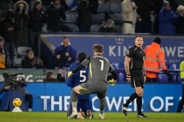 Leicester City kalecisi Jakub Stolarczyk Leicester City 'den Caleb Okoli' ye sarılarak, Leicester City 'den Abdul Fatawu' nun King Power Stadyumu 'nda oynanan Leicester City-West Bromwich Albion maçında 2-1' lik galibiyet golünü atmasını kutluyor.