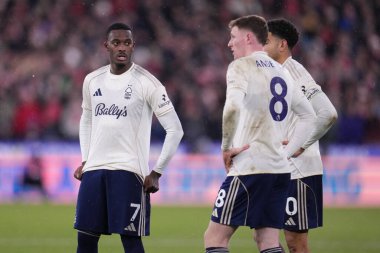 Nottingham Ormanı 'ndan Callum Hudson-Odoi, Nottingham Ormanı' ndan Morgan Gibbs-White ve Nottingham Ormanı 'ndan Elliot Anderson Premier Lig maçı sırasında West Ham United Nottingham Ormanı' na karşı Londra Stadyumu 'nda 6 Ocak 2026