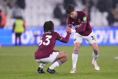 West Ham United 'dan Freddie Potts ve West Ham United' dan Ezra Mayers Premier League maçı sırasında 6 Ocak 2026 'da Londra Stadyumu' nda oynanan Nottingham Forest maçında